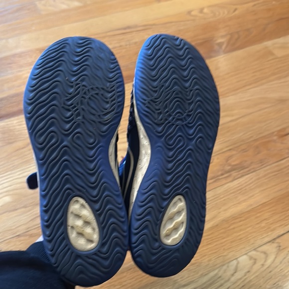 Nike Hightop Tennis shoes, Like New/Worn twice Youth size 3 - Picture 3 of 7